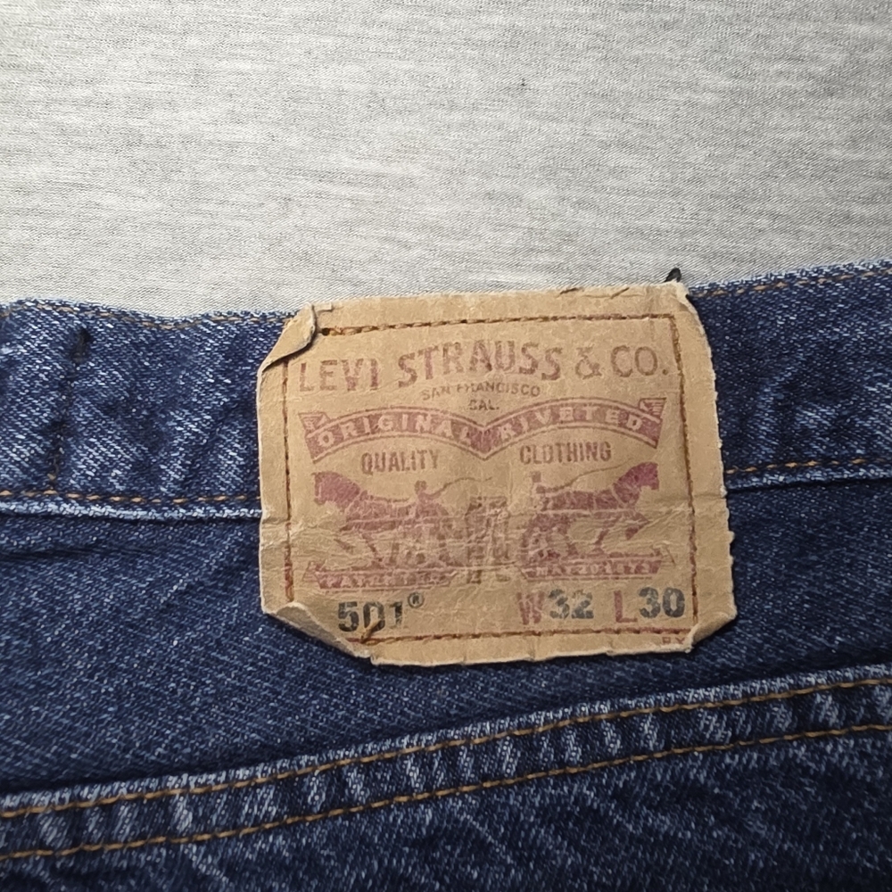 Levis 501 Blue Straight-Leg Jeans with Classic Design 32x30 Vintage Y2k Denim - Picture 5 of 8